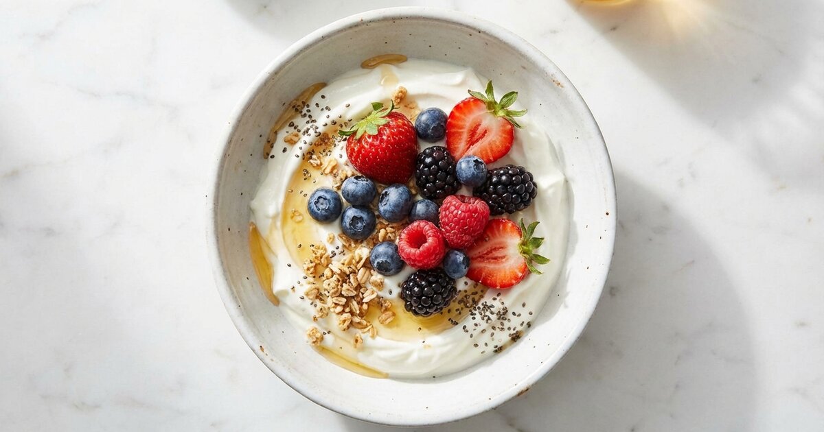 Creamy greek yogurt with berries - 10g protein, 4g carbs, 0g fat per 100g nonfat